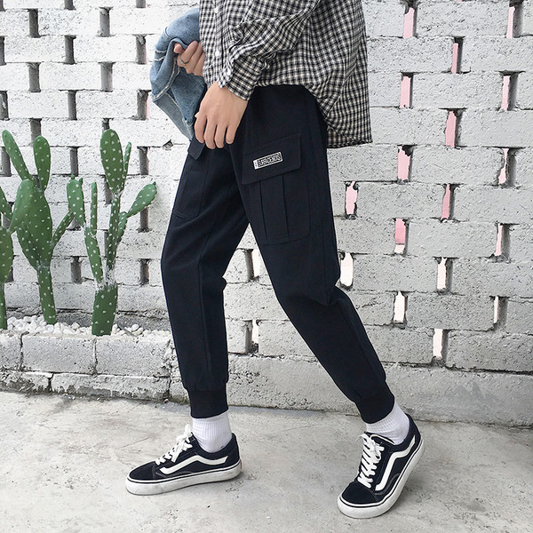 Pantaloni moderni pentru barbati cu embleme in doua culori