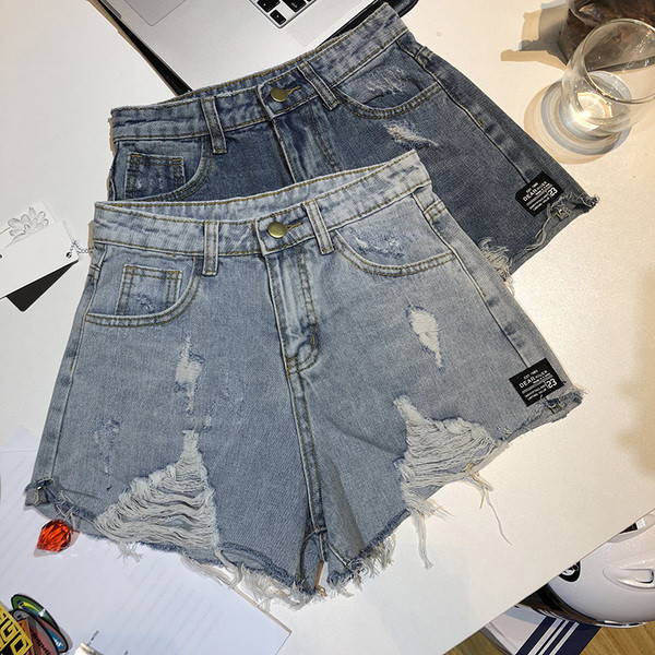 Aktuális női rövid farmer szakadt motívumokkal, két színben