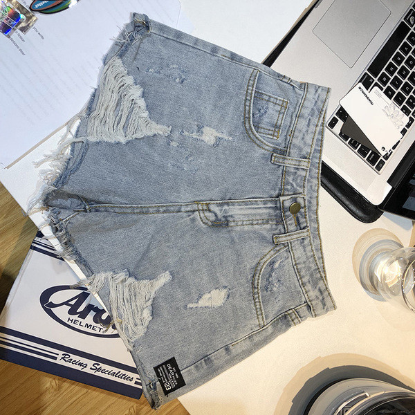 Aktuális női rövid farmer szakadt motívumokkal, két színben