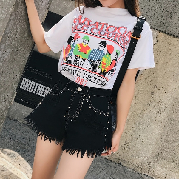 Модерни дамски къси панталони с капси в няколко модела и цвята 