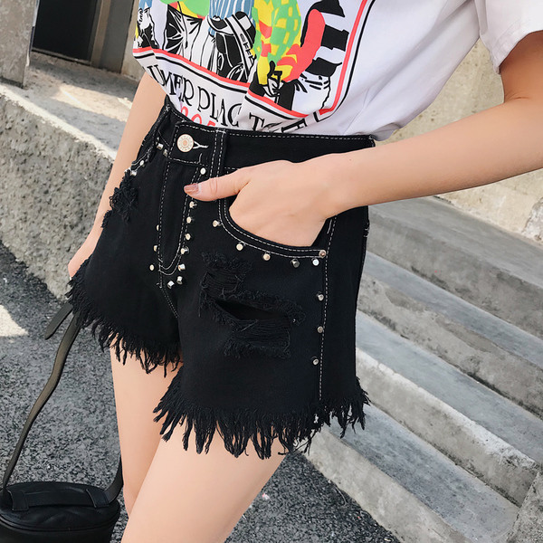 Модерни дамски къси панталони с капси в няколко модела и цвята 