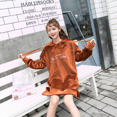 Μοντέρνο μοντέλο γυναικείο φούτερ με επιγραφές σε διάφορα χρώματα