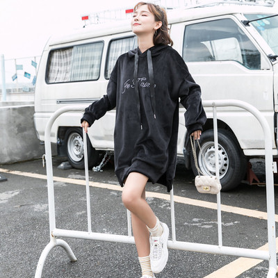 Μοντέρνο μοντέλο γυναικείο φούτερ με επιγραφές σε διάφορα χρώματα