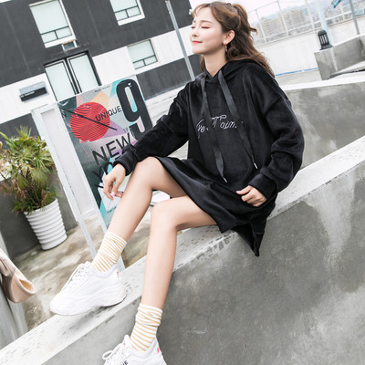 Μοντέρνο μοντέλο γυναικείο φούτερ με επιγραφές σε διάφορα χρώματα