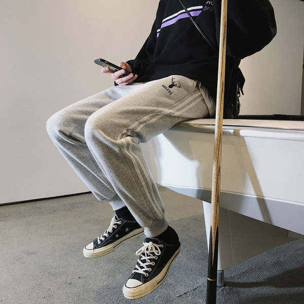 Μοντέρνα ανδρικά αθλητικά παντελόνια με κεντήματα σε δύο χρώματα