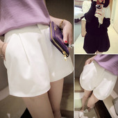 Μοντέρνα γυναικεία σορτς σε μαύρο και άσπρο χρώμα