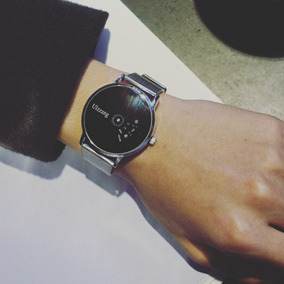 Modern férfi óra fekete-fehér színben