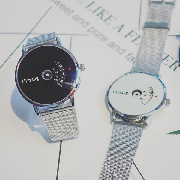 Modern férfi óra fekete-fehér színben