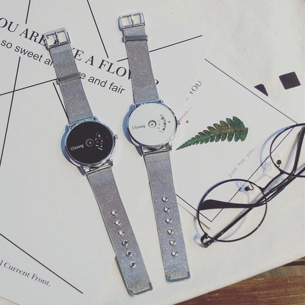 Modern férfi óra fekete-fehér színben