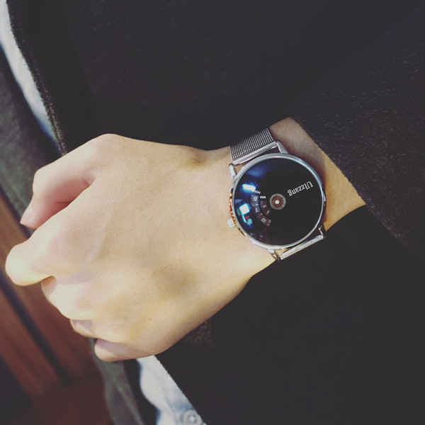 Modern férfi óra fekete-fehér színben