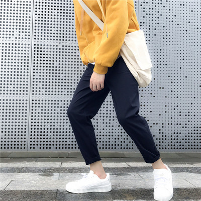 Μοντέρνα ανδρικά παντελόνια σε τέσσερα χρώματα