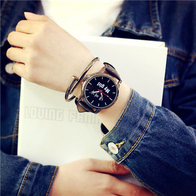 Μοντέρνο ρολόι για άνδρες και γυναίκες σε λευκό και μαύρο χρώμα