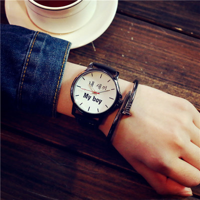 Μοντέρνο ρολόι για άνδρες και γυναίκες σε λευκό και μαύρο χρώμα