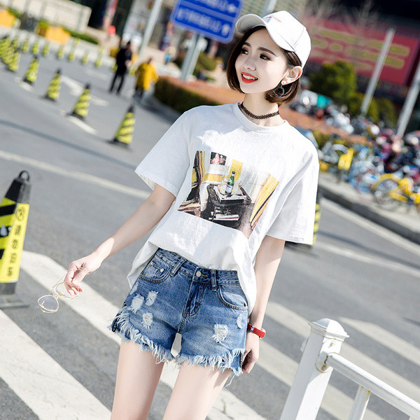 Aktuális női rövidnadrág szakadt motívumokkal színben