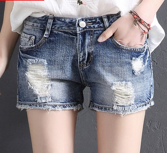 Modern női rövidnadrág szakadt motívumokkal