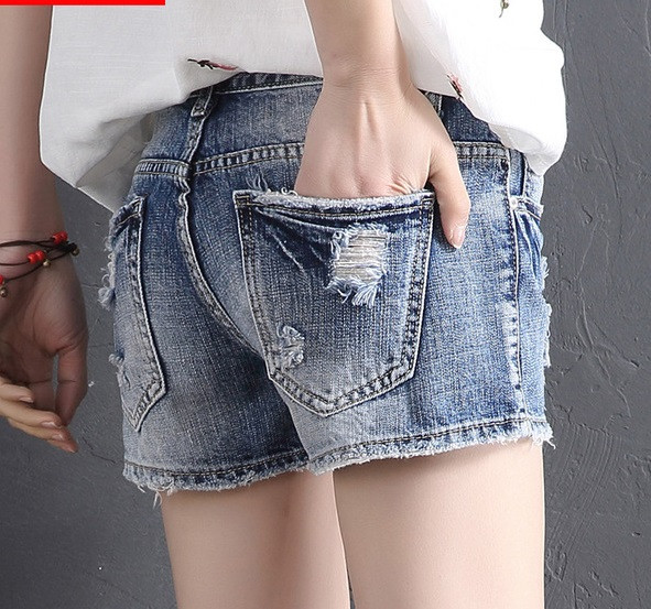 Modern női rövidnadrág szakadt motívumokkal