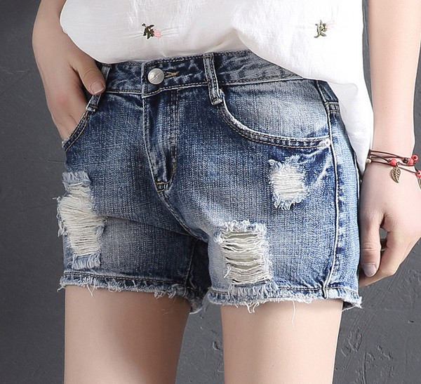 Modern női rövidnadrág szakadt motívumokkal