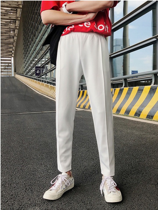 Stílusos férfi nadrág zsebekkel és rugalmas övvel