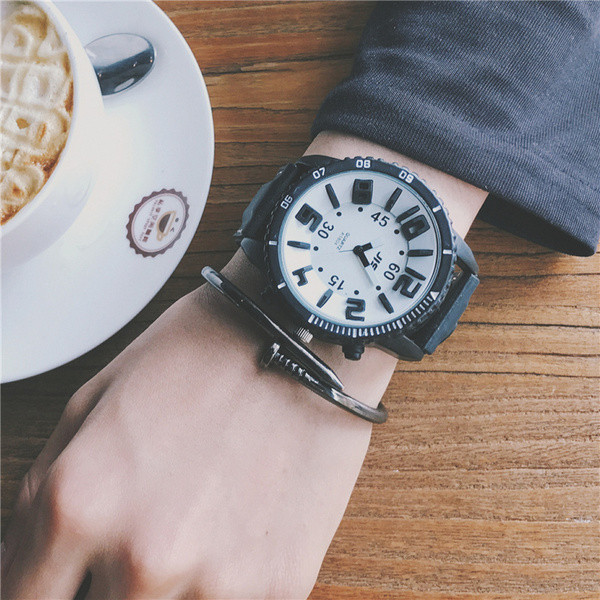 Ceas barbatesc in mai multe culori cu curea din silicon