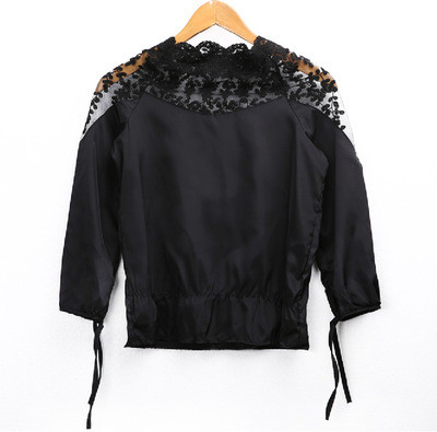 Stílusos női ing fehér és fekete hímzéssel