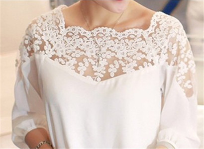 Stílusos női ing fehér és fekete hímzéssel