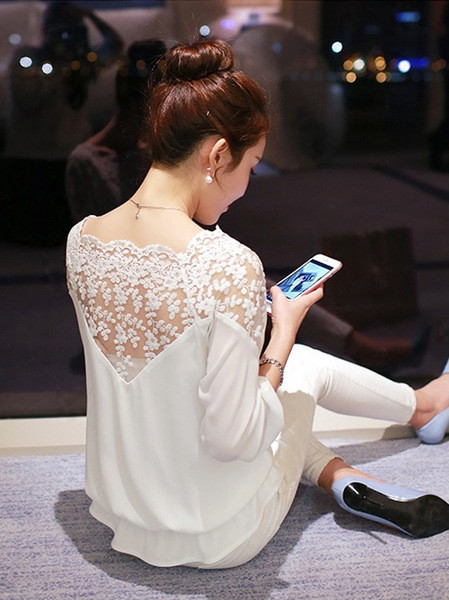 Stílusos női ing fehér és fekete hímzéssel