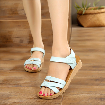 Alkalmi női szandál három színben, matricával