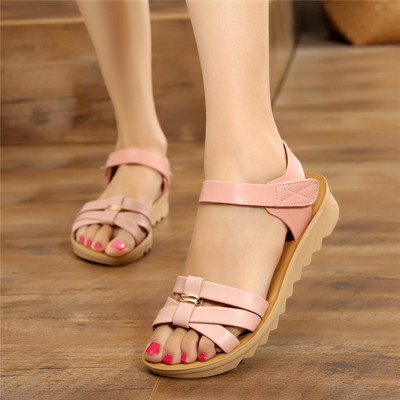 Alkalmi női szandál három színben, matricával