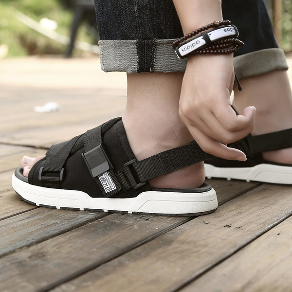 Alkalmi férfi szandál állítható csattal két színben