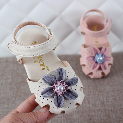Актуални детски сандали с 3D декорация в бял и розов цвят