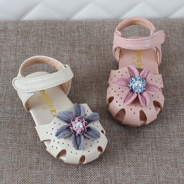 Sandale actuale pentru copii cu decor 3D în alb și roz