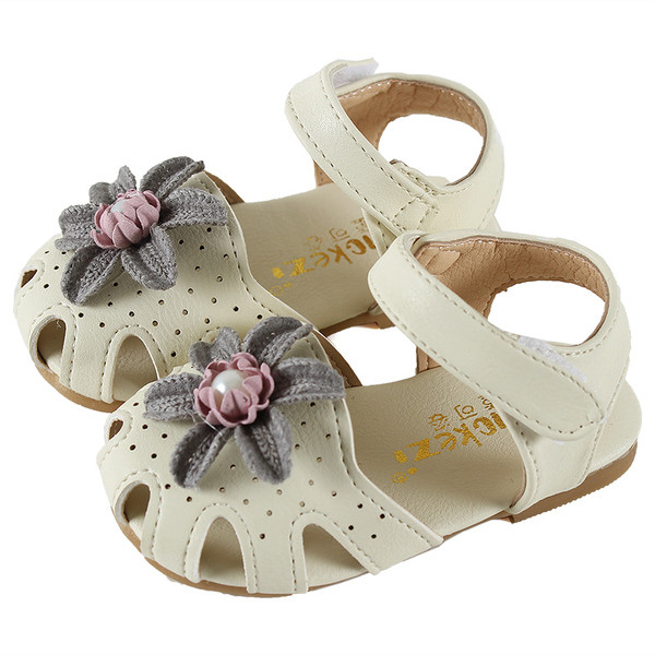 Sandale actuale pentru copii cu decor 3D în alb și roz