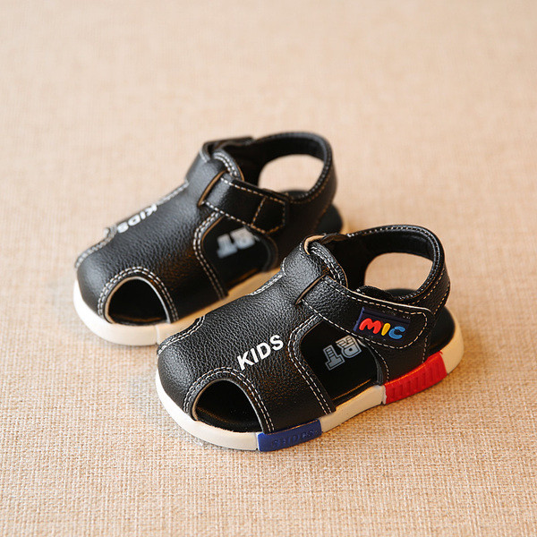 Alkalmi gyerekszandál fiúknak három színben