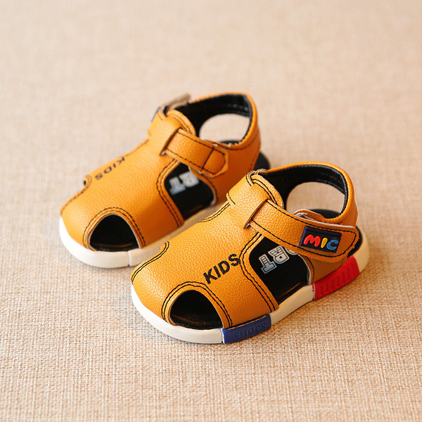 Alkalmi gyerekszandál fiúknak három színben