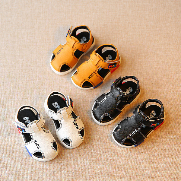 Alkalmi gyerekszandál fiúknak három színben