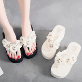 Női papucs 3D elemmel fehér és fekete színben