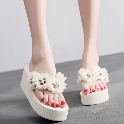 Női papucs 3D elemmel fehér és fekete színben