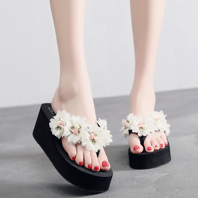 Női papucs 3D elemmel fehér és fekete színben