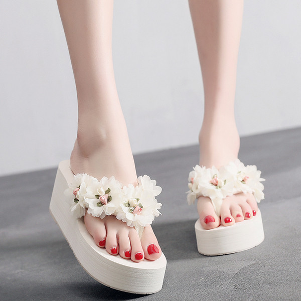 Női papucs 3D elemmel fehér és fekete színben