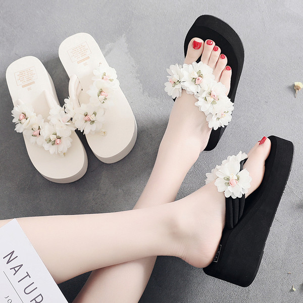 Női papucs 3D elemmel fehér és fekete színben