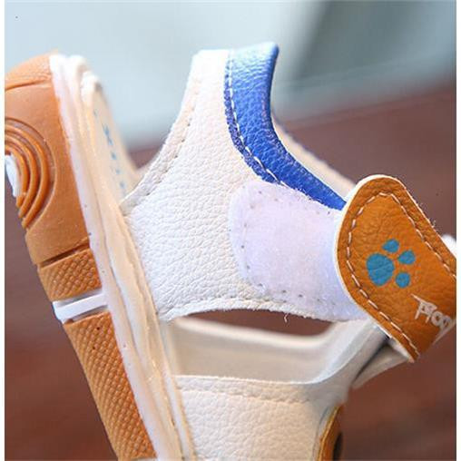 Modern gyerekszandál fiúknak három színben