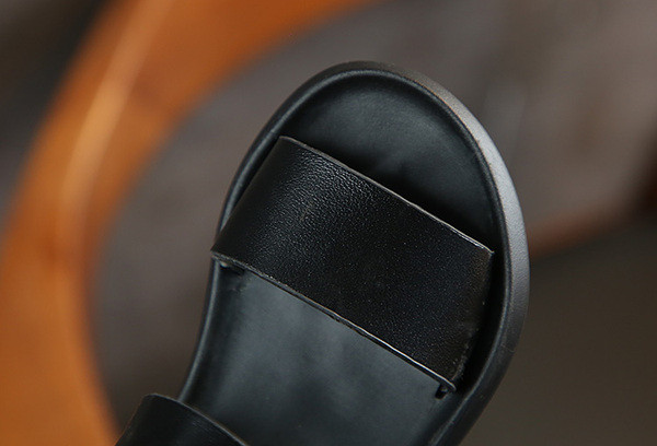 Παιδικά σανδάλια από συνθετικό δέρμα σε λευκό και μαύρο χρώμα