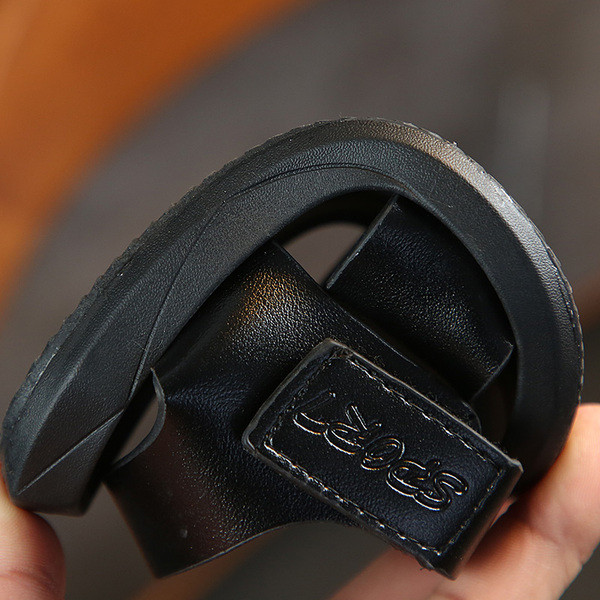 Παιδικά σανδάλια από συνθετικό δέρμα σε λευκό και μαύρο χρώμα