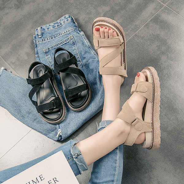 Modern női szandál három színben, matricával