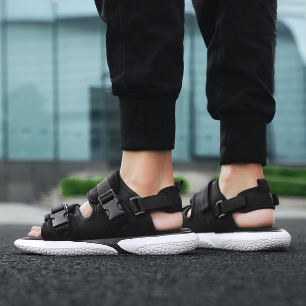 Modern férfi szandál három színben, lapos talppal