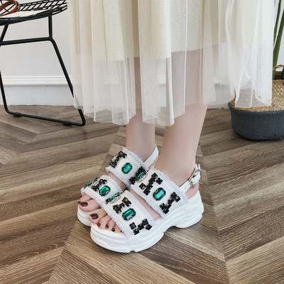 Aktuális női szandál három színben kövekkel