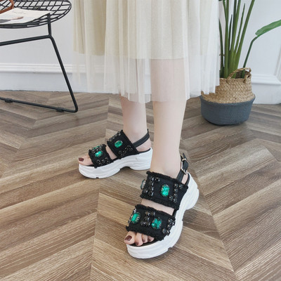 Aktuális női szandál három színben kövekkel