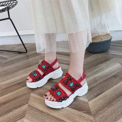 Aktuális női szandál három színben kövekkel