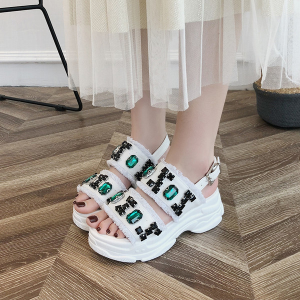 Aktuális női szandál három színben kövekkel