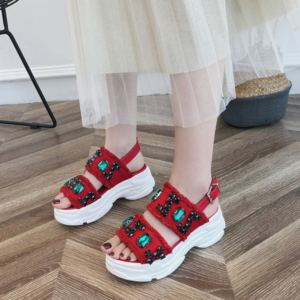 Aktuális női szandál három színben kövekkel